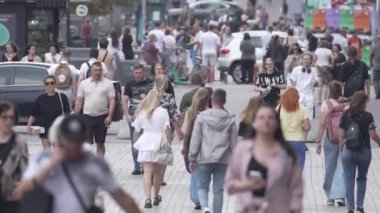 KYIV, UKRAINE - 25 Ağustos 2024: Ukrayna 'nın başkenti Kyiv' deki insanlar