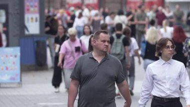 KYIV, UKRAINE - 25 Ağustos 2024: Ukrayna 'nın başkenti Kyiv' deki insanlar