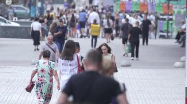 KYIV, UKRAINE - 25 Ağustos 2024: Ukrayna 'nın başkenti Kyiv' deki insanlar