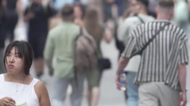 KYIV, UKRAINE - 25 Ağustos 2024: Ukrayna 'nın başkenti Kyiv' deki insanlar