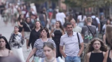 KYIV, UKRAINE - 25 Ağustos 2024: Ukrayna 'nın başkenti Kyiv' deki insanlar