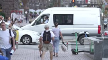 KYIV, UKRAINE - 25 Ağustos 2024: Ukrayna 'nın başkenti Kyiv' deki insanlar