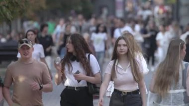 KYIV, UKRAINE - 25 Ağustos 2024: Ukrayna 'nın başkenti Kyiv' deki insanlar