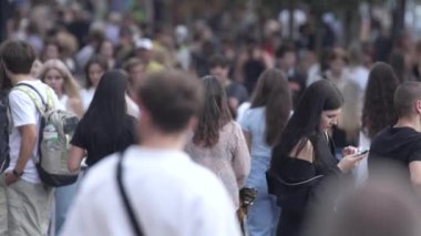 KYIV, UKRAINE - 25 Ağustos 2024: Ukrayna 'nın başkenti Kyiv' deki insanlar