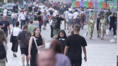 KYIV, UKRAINE - 25 Ağustos 2024: Ukrayna 'nın başkenti Kyiv' deki insanlar
