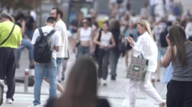 KYIV, UKRAINE - 25 Ağustos 2024: Ukrayna 'nın başkenti Kyiv' deki insanlar