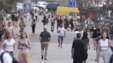 KYIV, UKRAINE - 25 Ağustos 2024: Ukrayna 'nın başkenti Kyiv' deki insanlar