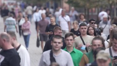 KYIV, UKRAINE - 25 Ağustos 2024: Ukrayna 'nın başkenti Kyiv' deki insanlar