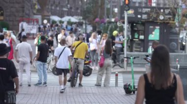 KYIV, UKRAINE - 25 Ağustos 2024: Ukrayna 'nın başkenti Kyiv' deki insanlar