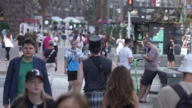 KYIV, UKRAINE - 25 Ağustos 2024: Ukrayna 'nın başkenti Kyiv' deki insanlar