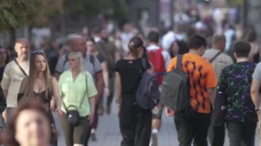 KYIV, UKRAINE - 25 Ağustos 2024: Ukrayna 'nın başkenti Kyiv' deki insanlar