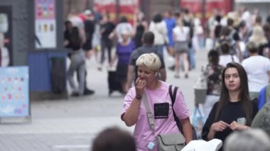 KYIV, UKRAINE - 25 Ağustos 2024: Ukrayna 'nın başkenti Kyiv' deki insanlar