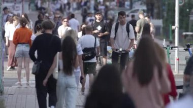 KYIV, UKRAINE - 25 Ağustos 2024: Ukrayna 'nın başkenti Kyiv' deki insanlar