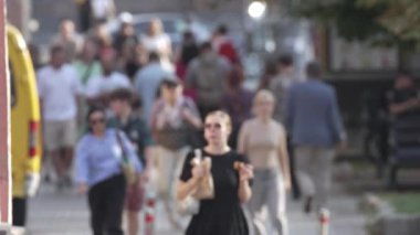 KYIV, UKRAINE - 25 Ağustos 2024: Ukrayna 'nın başkenti Kyiv' deki insanlar