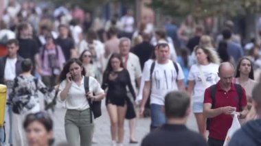 KYIV, UKRAINE - 25 Ağustos 2024: Ukrayna 'nın başkenti Kyiv' deki insanlar