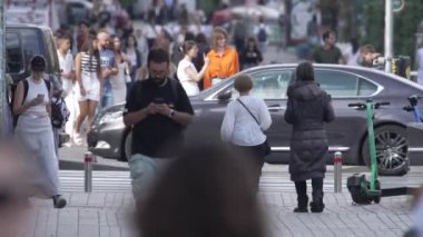 KYIV, UKRAINE - 25 Ağustos 2024: Ukrayna 'nın başkenti Kyiv' deki insanlar