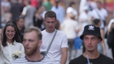KYIV, UKRAINE - 25 Ağustos 2024: Ukrayna 'nın başkenti Kyiv' deki insanlar