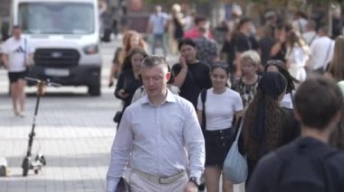 KYIV, UKRAINE - 25 Ağustos 2024: Ukrayna 'nın başkenti Kyiv' deki insanlar