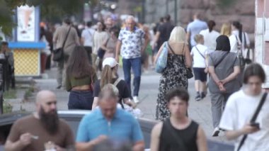 KYIV, UKRAINE - 25 Ağustos 2024: Ukrayna 'nın başkenti Kyiv' deki insanlar