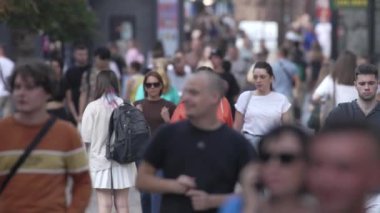 KYIV, UKRAINE - 25 Ağustos 2024: Ukrayna 'nın başkenti Kyiv' deki insanlar