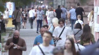 KYIV, UKRAINE - 25 Ağustos 2024: Ukrayna 'nın başkenti Kyiv' deki insanlar