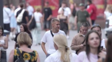 KYIV, UKRAINE - 25 Ağustos 2024: Ukrayna 'nın başkenti Kyiv' deki insanlar