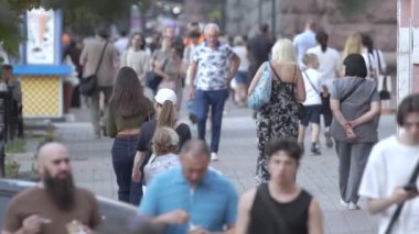 KYIV, UKRAINE - 25 Ağustos 2024: Ukrayna 'nın başkenti Kyiv' deki insanlar