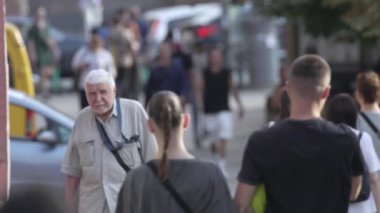 KYIV, UKRAINE - 25 Ağustos 2024: Ukrayna 'nın başkenti Kyiv' deki insanlar