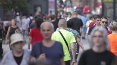 KYIV, UKRAINE - 25 Ağustos 2024: Ukrayna 'nın başkenti Kyiv' deki insanlar