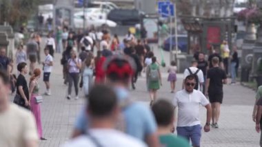 KYIV, UKRAINE - 25 Ağustos 2024: Ukrayna 'nın başkenti Kyiv' deki insanlar