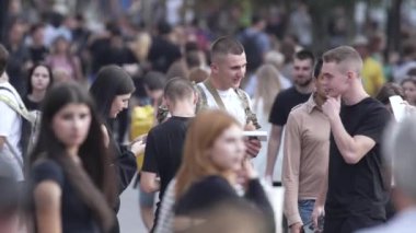 KYIV, UKRAINE - 25 Ağustos 2024: Ukrayna 'nın başkenti Kyiv' deki insanlar