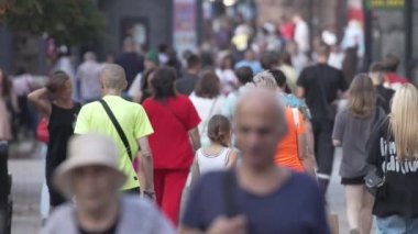 KYIV, UKRAINE - 25 Ağustos 2024: Ukrayna 'nın başkenti Kyiv' deki insanlar