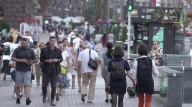 KYIV, UKRAINE - 25 Ağustos 2024: Ukrayna 'nın başkenti Kyiv' deki insanlar