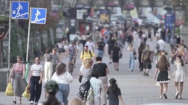 KYIV, UKRAINE - 25 Ağustos 2024: Ukrayna 'nın başkenti Kyiv' deki insanlar