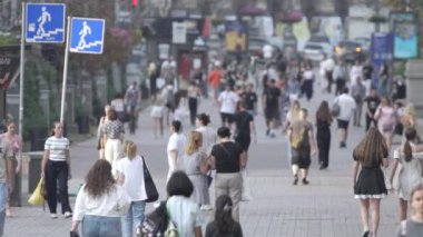 KYIV, UKRAINE - 25 Ağustos 2024: Ukrayna 'nın başkenti Kyiv' deki insanlar