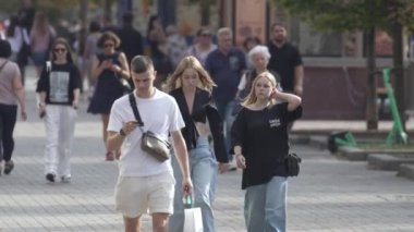 KYIV, UKRAINE - 25 Ağustos 2024: Ukrayna 'nın başkenti Kyiv' deki insanlar