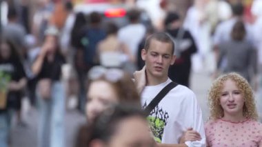 KYIV, UKRAINE - 25 Ağustos 2024: Ukrayna 'nın başkenti Kyiv' deki insanlar