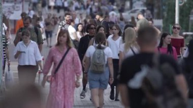 KYIV, UKRAINE - 25 Ağustos 2024: Ukrayna 'nın başkenti Kyiv' deki insanlar