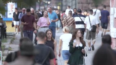 KYIV, UKRAINE - 25 Ağustos 2024: Ukrayna 'nın başkenti Kyiv' deki insanlar