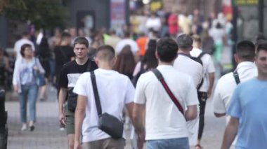 KYIV, UKRAINE - 25 Ağustos 2024: Ukrayna 'nın başkenti Kyiv' deki insanlar