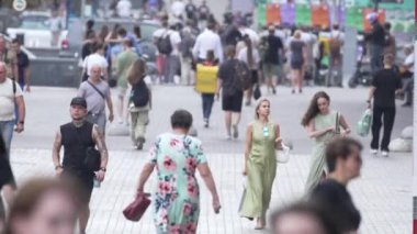 KYIV, UKRAINE - 31 AĞUSTOS 2024: Birçok insan yazın yavaş çekimde sokakta yürür