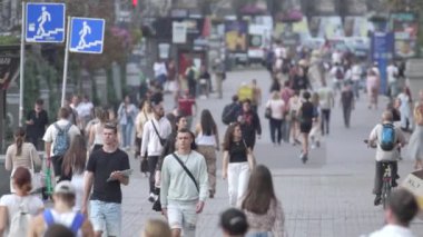 KYIV, UKRAINE - 31 AĞUSTOS 2024: Birçok insan yazın yavaş çekimde sokakta yürür
