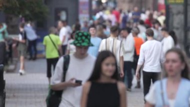 KYIV, UKRAINE - 31 AĞUSTOS 2024: Birçok insan yazın yavaş çekimde sokakta yürür