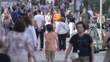KYIV, UKRAINE - 31 AĞUSTOS 2024: Birçok insan yazın yavaş çekimde sokakta yürür