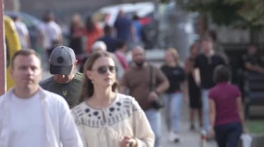 KYIV, UKRAINE - 31 AĞUSTOS 2024: Birçok insan yazın yavaş çekimde sokakta yürür