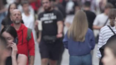 KYIV, UKRAINE - 31 AĞUSTOS 2024: Birçok insan yazın yavaş çekimde sokakta yürür