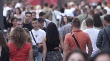 KYIV, UKRAINE - 31 AĞUSTOS 2024: Birçok insan yazın yavaş çekimde sokakta yürür