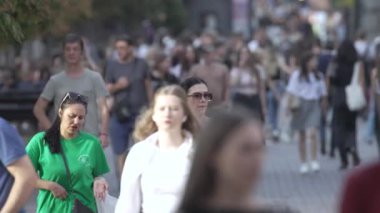 KYIV, UKRAINE - 31 AĞUSTOS 2024: Birçok insan yazın yavaş çekimde sokakta yürür