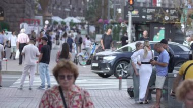 KYIV, UKRAINE - 31 AĞUSTOS 2024: Birçok insan yazın yavaş çekimde sokakta yürür