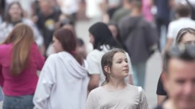 KYIV, UKRAINE - 31 AĞUSTOS 2024: Birçok insan yazın yavaş çekimde sokakta yürür